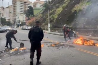 Criminosos incendeiam rua na Zona Sul de Niterói