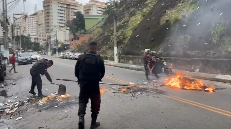 Criminosos incendeiam rua na Zona Sul de Niterói