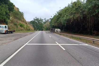 Carreta tomba e interdita Dutra na Serra das Araras