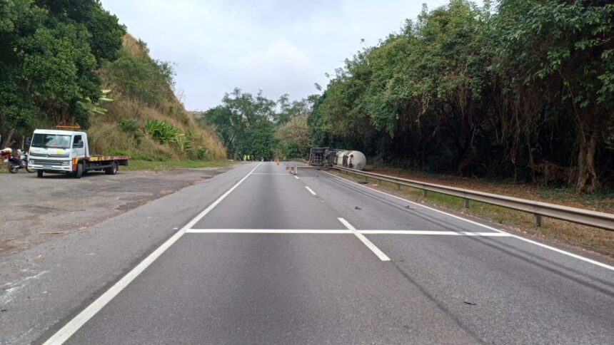 Carreta tomba e interdita Dutra na Serra das Araras