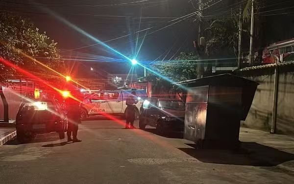 Bandidos matam pai e filho em tentativa de assalto na Baixada