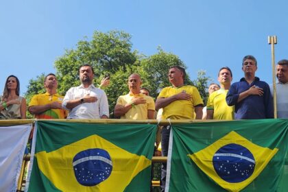 Jair Bolsonaro e Alexandre Ramagem já no trio do evento em apoio ao pré-candidato a prefeito do Rio na Praça Saens Peña, no coração da Tijuca