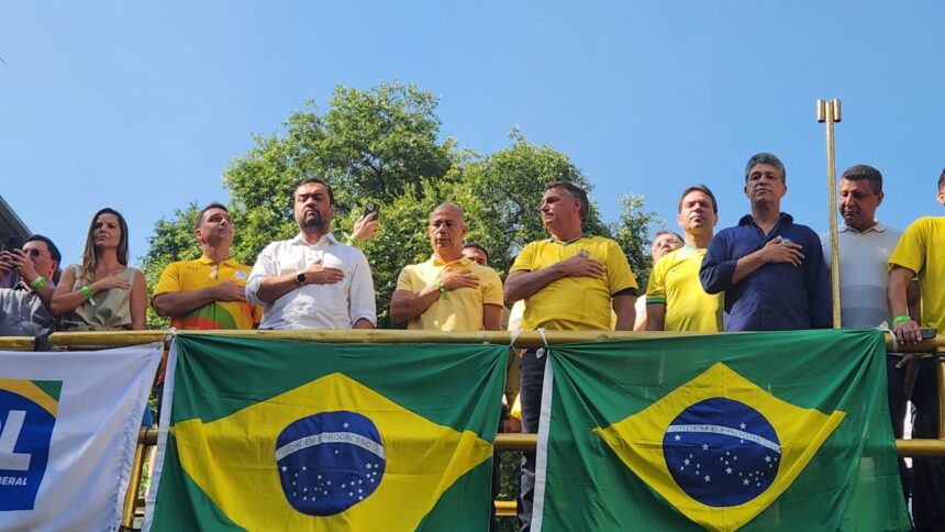 Jair Bolsonaro e Alexandre Ramagem já no trio do evento em apoio ao pré-candidato a prefeito do Rio na Praça Saens Peña, no coração da Tijuca