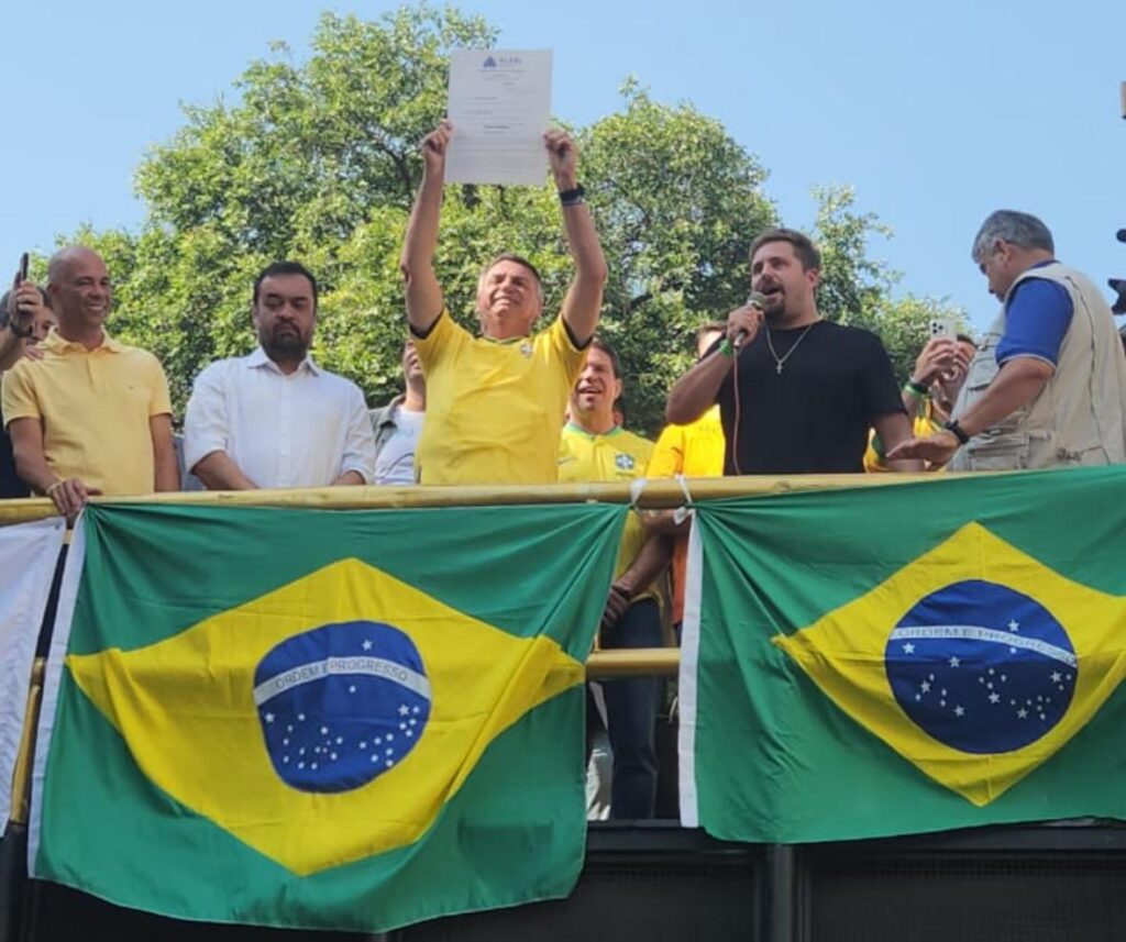 Jair Bolsonaro ergue o título de Cidadão do Rio de Janeiro, que recebeu do deputado Thiago Gagliasso