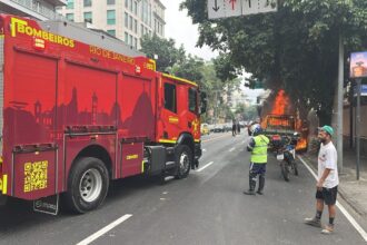 Caminhão pega fogo e fecha pista da Rua Jardim Botânico