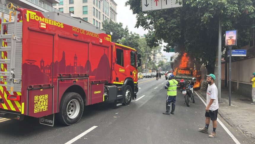 Caminhão pega fogo e fecha pista da Rua Jardim Botânico