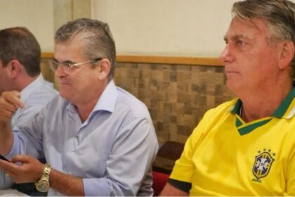 Jair Bolsonaro ao lado de Washington Reis na churrascaria Três Marias, antes do ato de pré-campanha de Netinho Reis em Duque de Caxias