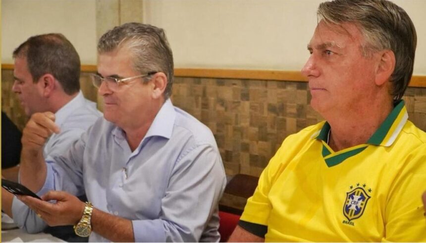 Jair Bolsonaro ao lado de Washington Reis na churrascaria Três Marias, antes do ato de pré-campanha de Netinho Reis em Duque de Caxias