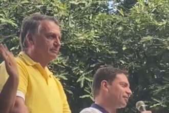Jair e Flávio Bolsonaro encerram turê pela capital mantendo defesa a Ramagem