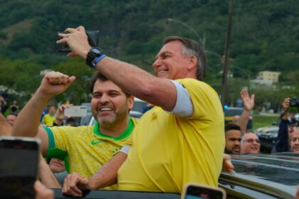 Luiz Cláudio, o candidato do Republicanos a prefeito de Mangaratiba, e Jair Bolsonaro: clã quer fechar um cinturão de prefeitos na Costa Verde