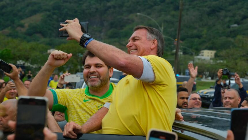 Luiz Cláudio, o candidato do Republicanos a prefeito de Mangaratiba, e Jair Bolsonaro: clã quer fechar um cinturão de prefeitos na Costa Verde