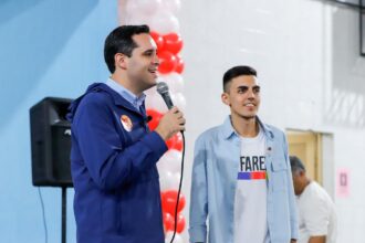 O deputado estadual Eduardo Cavaliere com o candidato a vereador petista JP Farelli, no Catumbi: cotadíssimo para a chapa de Eduardo Paes, o moço cumpre agenda de pré-vice