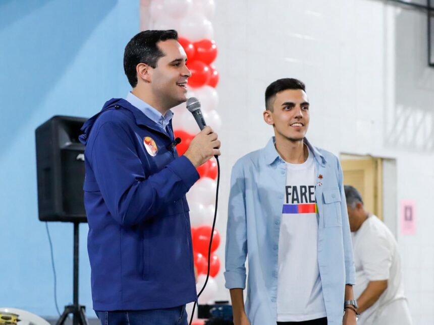 O deputado estadual Eduardo Cavaliere com o candidato a vereador petista JP Farelli, no Catumbi: cotadíssimo para a chapa de Eduardo Paes, o moço cumpre agenda de pré-vice