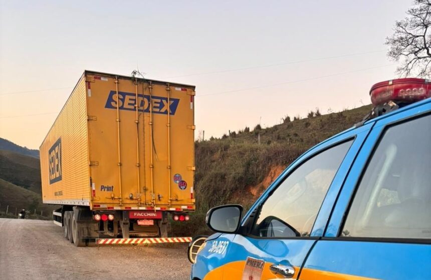 Baú de caminhão dos Correios é achado abandonado