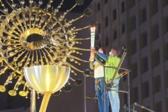 A pira da Rio 2016 é acesa para reverenciar os Jogos de Tóquio, em 2021: ato simbólico será repetido, nesta sexta (26), para marcar os Jogos de Paris