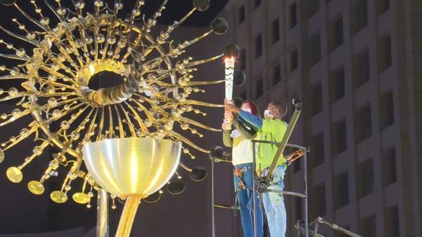 A pira da Rio 2016 é acesa para reverenciar os Jogos de Tóquio, em 2021: ato simbólico será repetido, nesta sexta (26), para marcar os Jogos de Paris