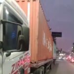 PM troca tiros, salva caminhoneiro e recupera carga na Avenida Brasil