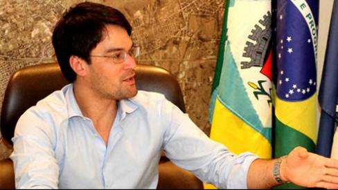 Luciano Mota, o ex-prefeito de Itaguaí que será o candidato do PT nas eleições de outubro, terá o médico Paulo Wesley Bragança como vice