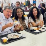 O ministro do Desenvolvimento e Assistência Social, Família e Combate à Fome, Wellington Dias, almoça com a secretária estadual de Assistência Social, Rosângela Gomes, e com a deputada estadual Marina do MST (PT) no restaurante popular da Central do Brasil