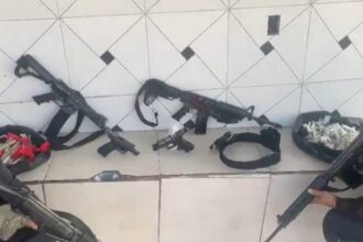 Operação deixa cinco baleados e apreende fuzis em Caxias