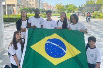 A equipe do Colégio Estadual Marechal Zenóbio da Costa, de Nilópolis, na Baixada Fluminense, já na Coreia do Sul, onde vai participar da Olimpíada Internacional de Matemática