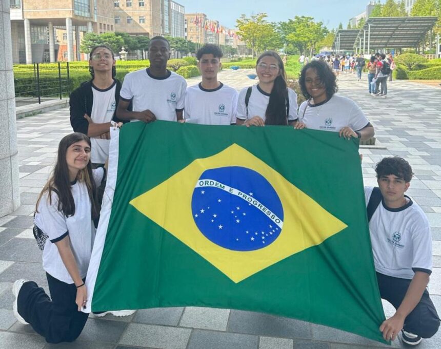 A equipe do Colégio Estadual Marechal Zenóbio da Costa, de Nilópolis, na Baixada Fluminense, já na Coreia do Sul, onde vai participar da Olimpíada Internacional de Matemática