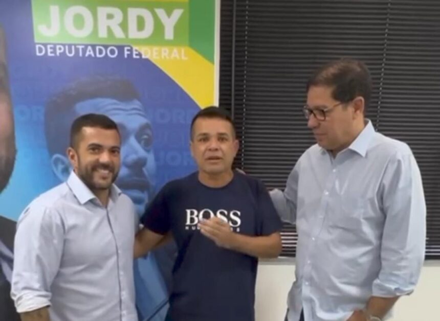 Candidato de Altineu e Jordy vira casaca e fecha com Rodrigo Neves