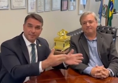 O senador Flávio Bolsonaro e o prefeito de Búzios, Alexandre Martins, do Republicanos: senador vai apoiar a reeleição do moço, e ficar contra o candidato Rafael Aguiar, do seu partido, o PL