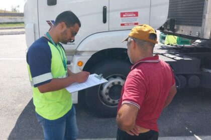 Ação em Campos alerta caminhoneiros sobre riscos de dirigir com sono