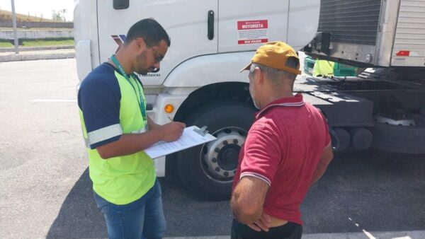 Ação em Campos alerta caminhoneiros sobre riscos de dirigir com sono