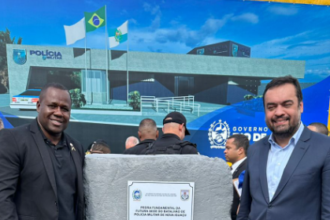 Carlinhos BNH e o governador Claudio Castro no lançamento da pedra fundamental do batalhão da Polícia Militar de Nova Iguaçu