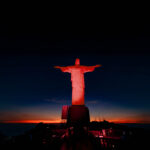 Cristo Redentor iluminado em vermelho para comemorar o Dia do Bombeiro e o aniversário do Corpo de Bombeiros do Estado do Rio