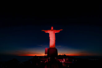Cristo Redentor iluminado em vermelho para comemorar o Dia do Bombeiro e o aniversário do Corpo de Bombeiros do Estado do Rio