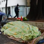 Frio para quem? Moradores de Niterói querem barrar abrigo para pessoas em situação de rua