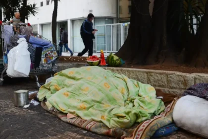 Frio para quem? Moradores de Niterói querem barrar abrigo para pessoas em situação de rua