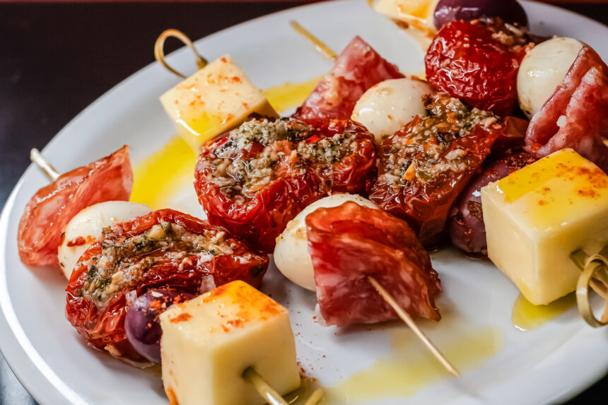 O espetinho que anda na moda, na versão que tem queijo, ovo de codorna, tomate seco e salaminho, um dos acepipes do novo Portinha Prado