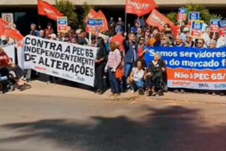 Servidores do Banco Central protestam pelo arquivamento da PEC 65