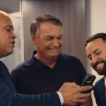 Um sorridente Jair Bolsonaro recebe Rafael Aguiar (de barba) e Leandro do Bope, em Brasília