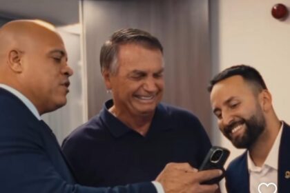 Um sorridente Jair Bolsonaro recebe Rafael Aguiar (de barba) e Leandro do Bope, em Brasília