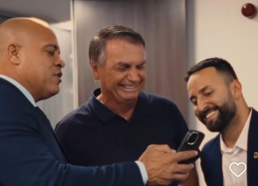 Um sorridente Jair Bolsonaro recebe Rafael Aguiar (de barba) e Leandro do Bope, em Brasília