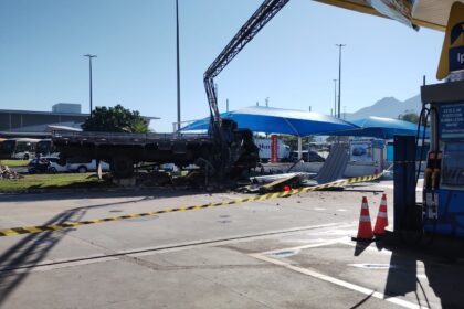 Caminhão atinge pilastra de posto na Barra