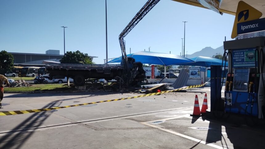 Caminhão atinge pilastra de posto na Barra