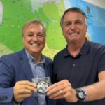 Bolsonaro entrega a medalha dos 3 Is para Alexandre Martins