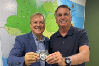 Bolsonaro entrega a medalha dos 3 Is para Alexandre Martins