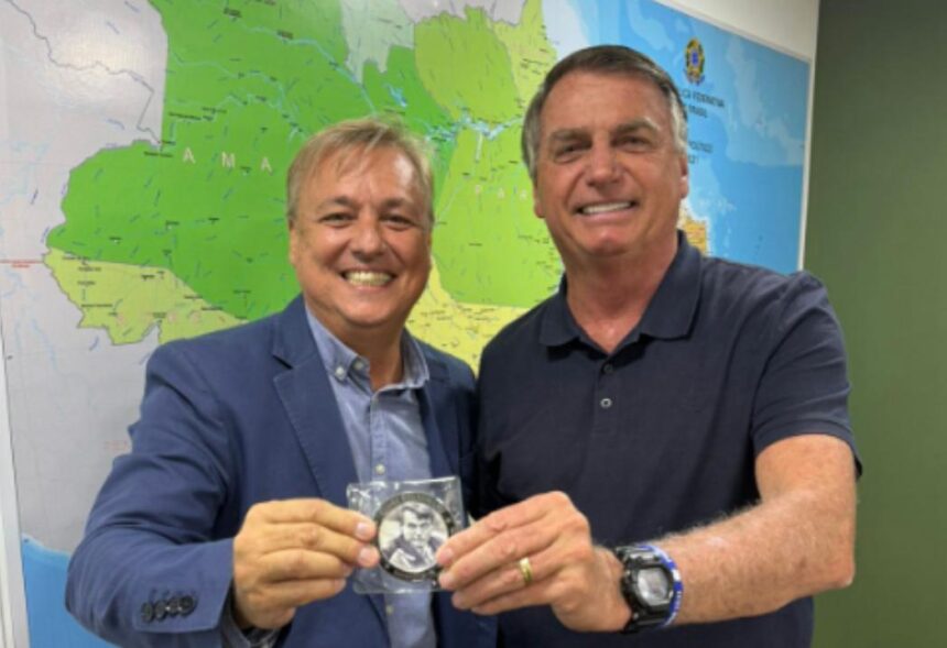 Bolsonaro entrega a medalha dos 3 Is para Alexandre Martins