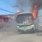 Belford Roxo e São Gonçalo têm ônibus incêndiados e usados como barricadas