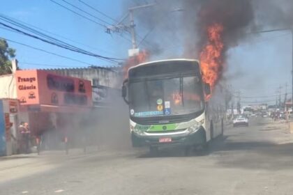 Belford Roxo e São Gonçalo têm ônibus incêndiados e usados como barricadas