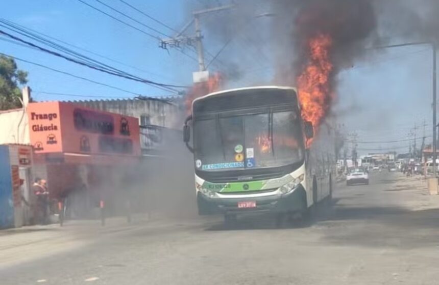 Belford Roxo e São Gonçalo têm ônibus incêndiados e usados como barricadas