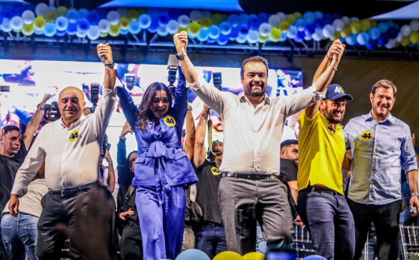 Cláudio Castro, Rodrigo Bacellar e Delegada Madeleine no palanque do União em Campos: evento reuniu 38 deputados estaduais no Norte Fluminense