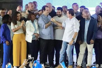 Aureo Ribeiro cumprimenta Eduardo Paes em evento de campanha: pressionado pelo governador Cláudio Castro, o presidente do Solidariedade publica em rede social o seu repúdio às críticas que o prefeito vem fazendo ao governo do estado